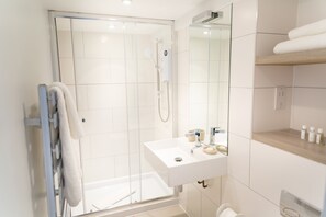 Studio | Phòng tắm | Buồng tắm vòi sen, máy sấy tóc, dép đi trong nhà, khăn tắm 