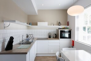 Apartment, 2 Schlafzimmer | Eigene Küche | Großer Kühlschrank, Mikrowelle, Ofen, Herdplatte
