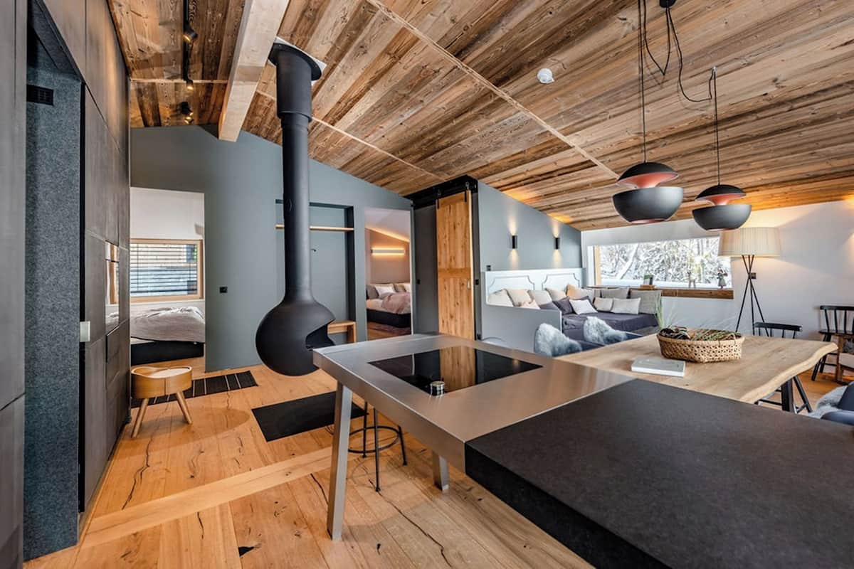 Deluxe Penthouse mit Balkon und Panoramablick | Wohnbereich | Fernseher