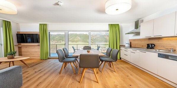 Comfort Apartment mit Balkon oder Terrasse & Panoramablick | Eigene Küche | Kühlschrank, Mikrowelle, Ofen, Herdplatte