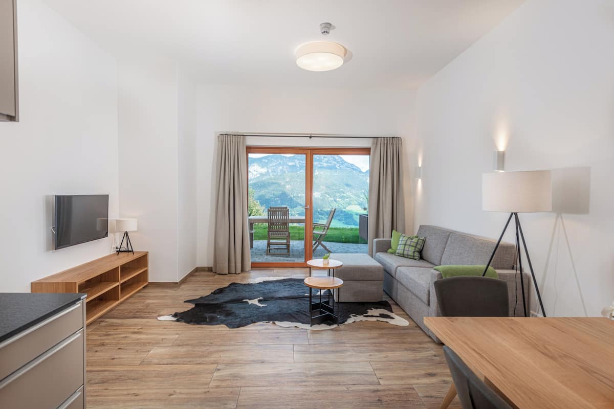 Comfort appartement, terras | 2 slaapkamers, donzen dekbedden, een kluis op de kamer, een bureau