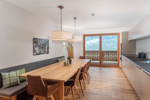 Deluxe Apartment mit zwei Balkonen & Panoramablick | Essbereich im Zimmer