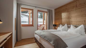 2 bedrooms, down duvets, in-room safe, desk