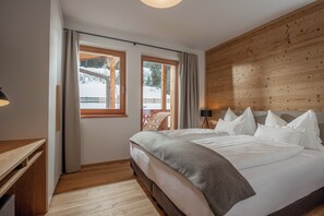 Penthouse mit Balkon & Panoramablick | Daunenbettdecken, Zimmersafe, Schreibtisch