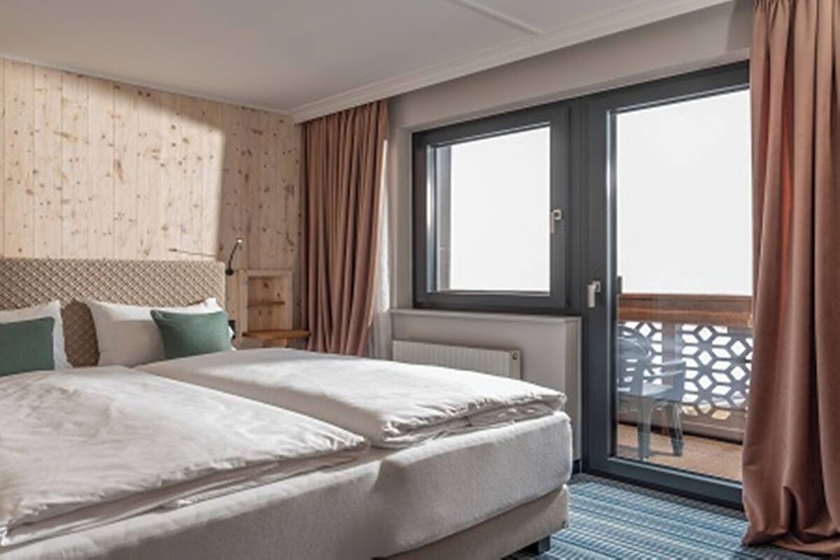 Suite Superior, balkon, pemandangan gunung | Brankas, meja kerja, kedap suara, dan Wi-Fi gratis