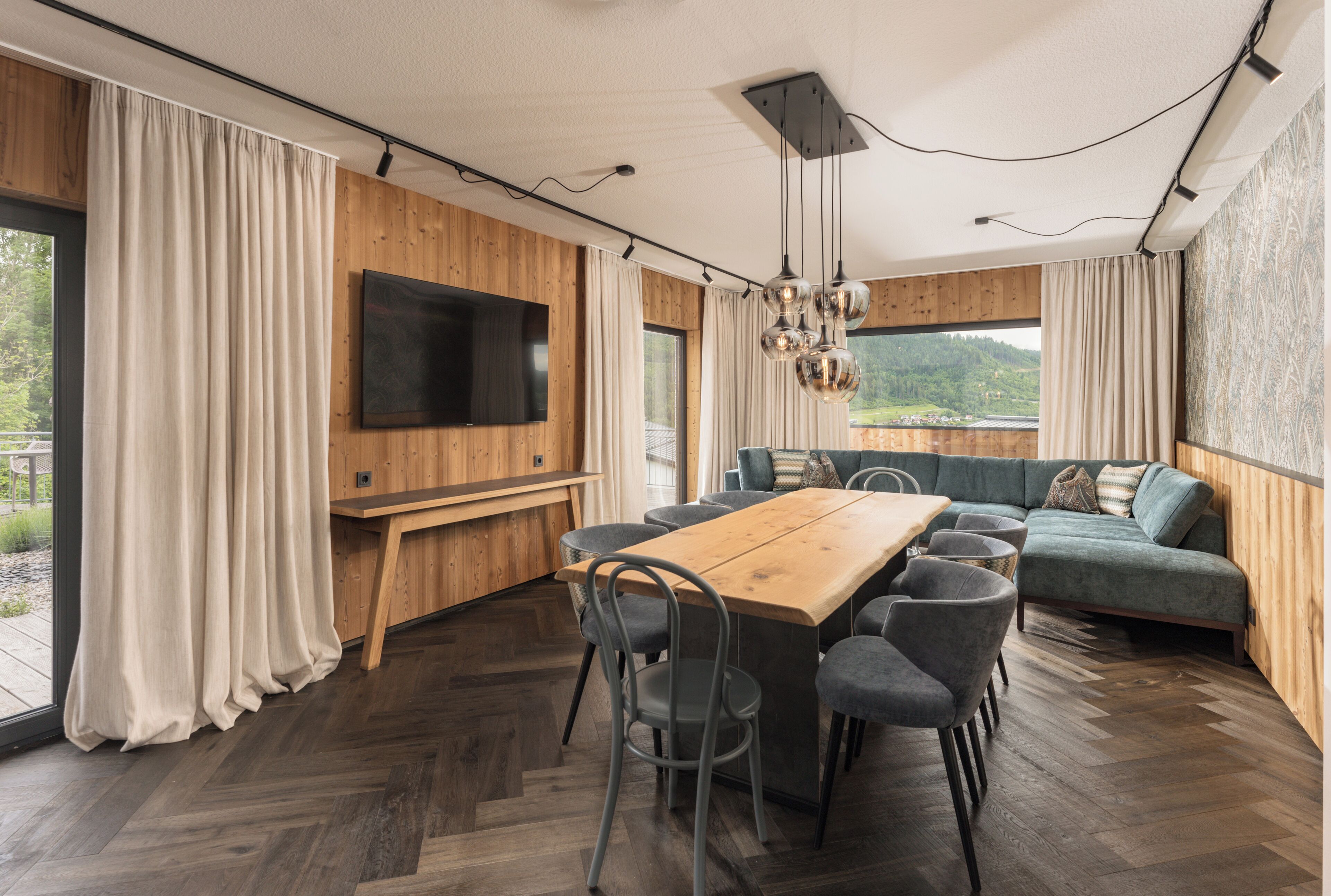 Apartamento Deluxe, terraza, vistas a la montaña | Zona de estar | Una televisión