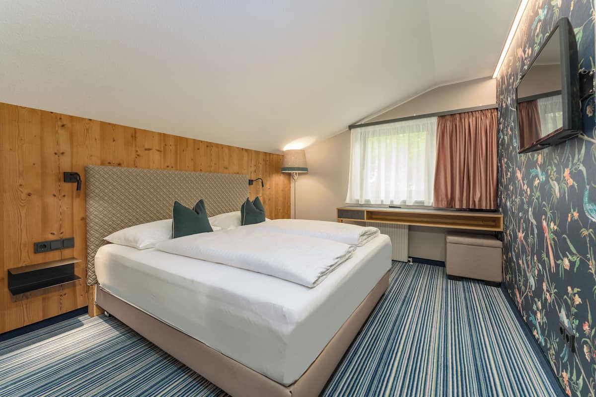 Suite Comfort, balkon, pemandangan gunung | Brankas, meja kerja, kedap suara, dan Wi-Fi gratis