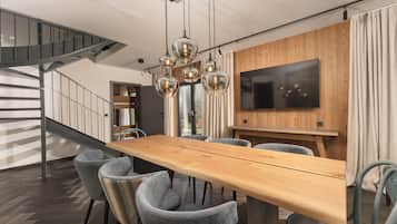 Deluxe Apartment mit Terrasse und Bergblick | Wohnbereich | Fernseher