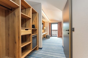 Comfort Suite, Balcony, Mountain View | Living area