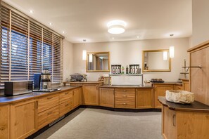 Tägliches Frühstücksbuffet (25 EUR pro Person)