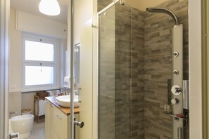 Leilighet – deluxe, 1 soverom, byutsikt, tårn | Bad | Dusj, regndusjhode, hårføner og bidé