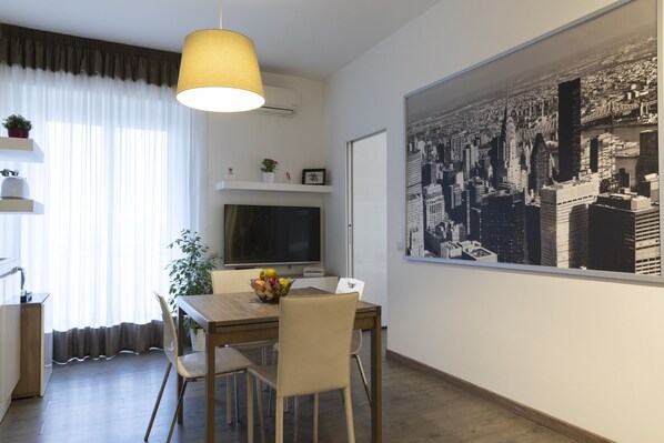 En 50-tommers Flatskjerm-TV med kabel-kanaler samt TV og oppvarmet gulv