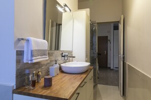 Apartamento luxo, 1 quarto, vista para a cidade, na torre | Banheiro | Chuveiro, chuveiro com efeito de chuva, secador de cabelo, bidê