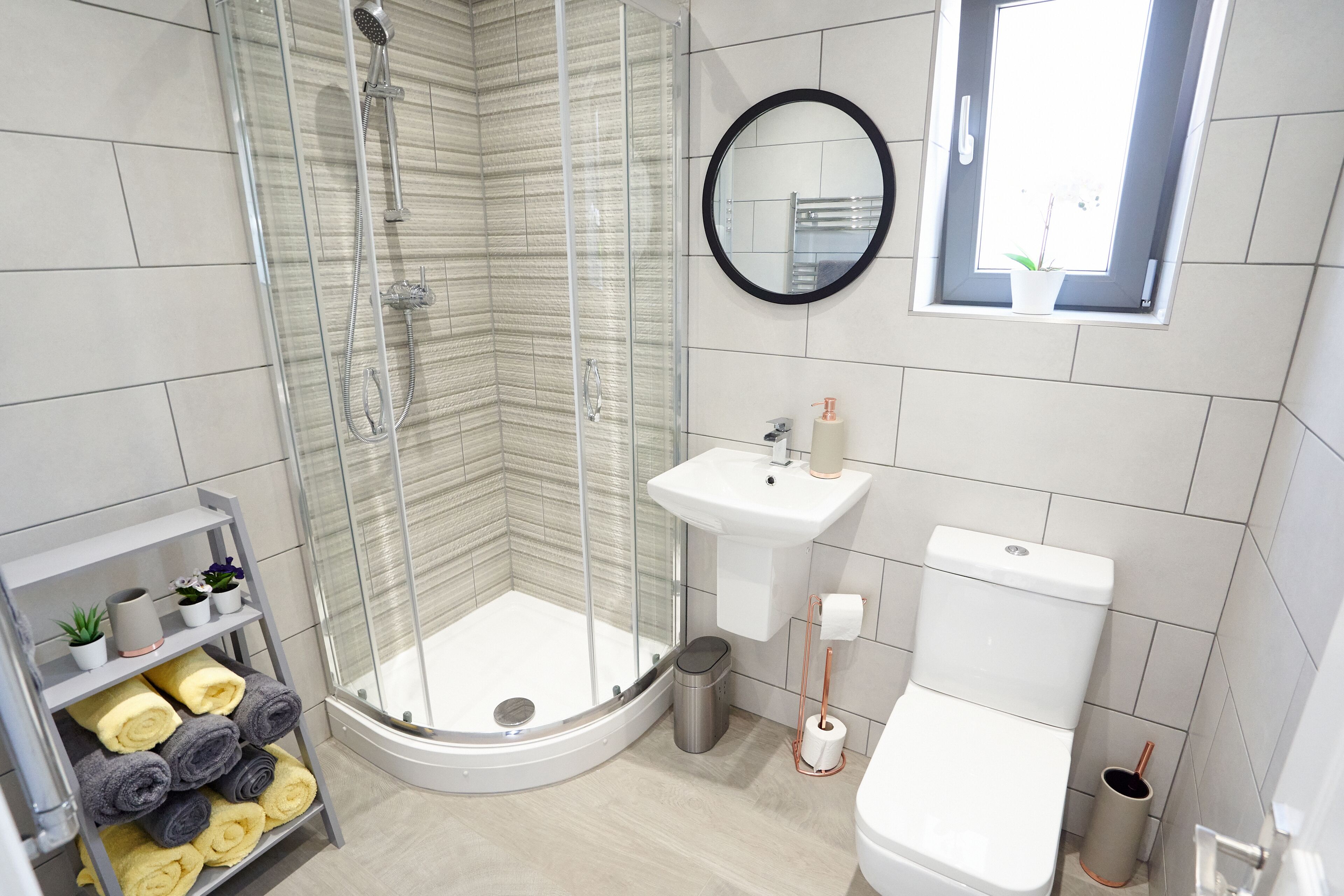 Combined shower/tub, towels, soap, shampoo