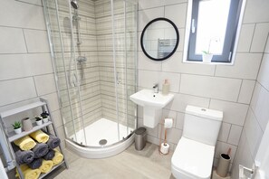 Ensemble douche/baignoire, serviettes fournies, savon, shampoing
