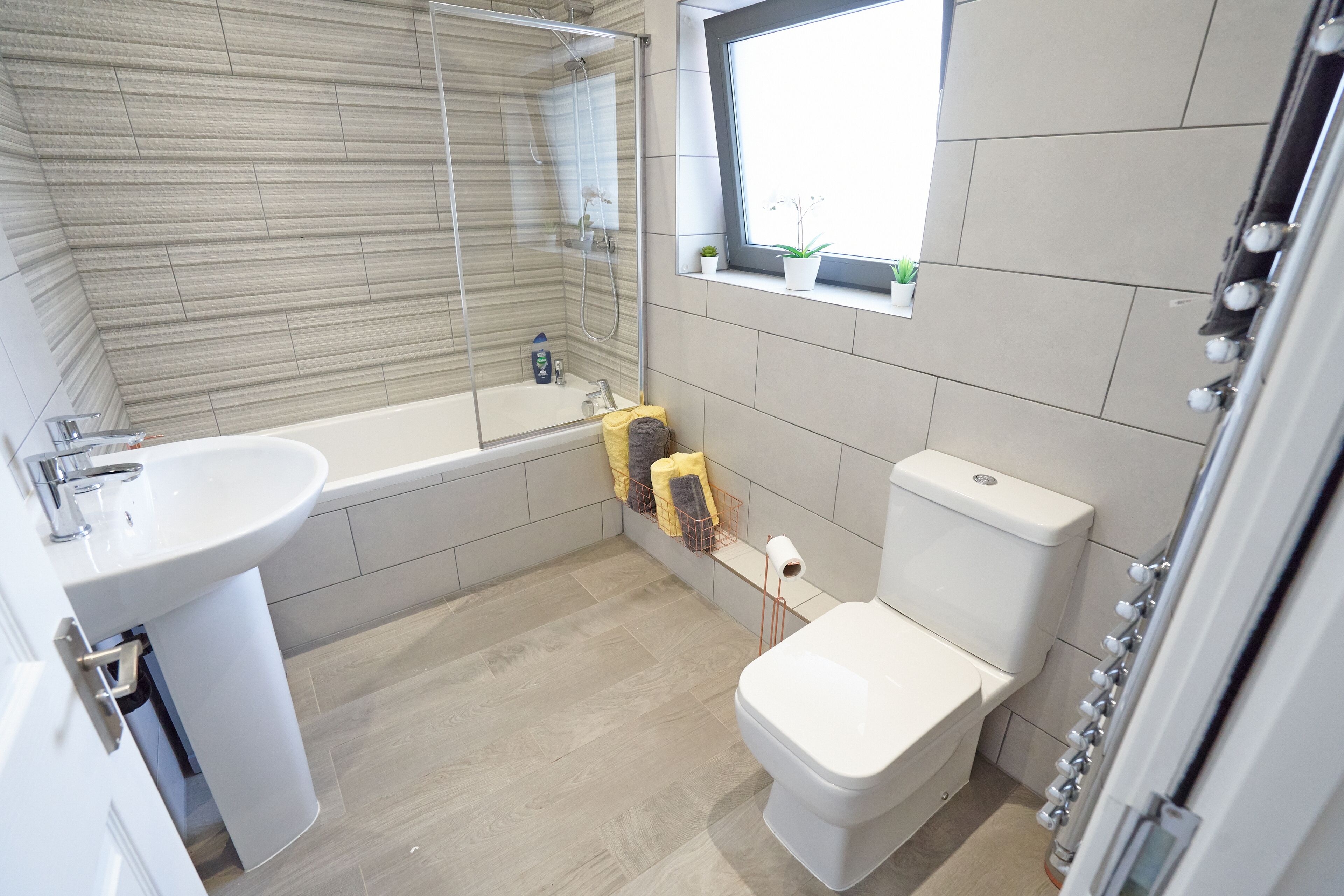 Newly Refurbished 4 Double Bed House with Parking