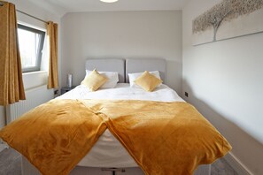 4 habitaciones, tabla de planchar con plancha, wifi y ropa de cama 