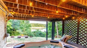 Outdoor spa tub