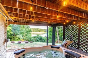 Outdoor spa tub