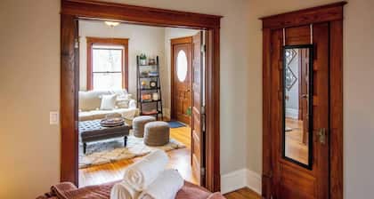 Large bungalow in heart of Newbo. Pets welcome. ADA friendly - Excellent Location