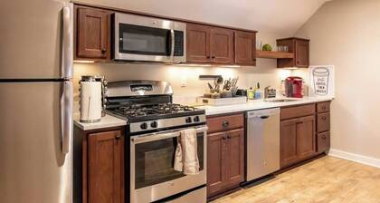 Large bungalow in heart of Newbo. Pets welcome. ADA friendly - Excellent Location