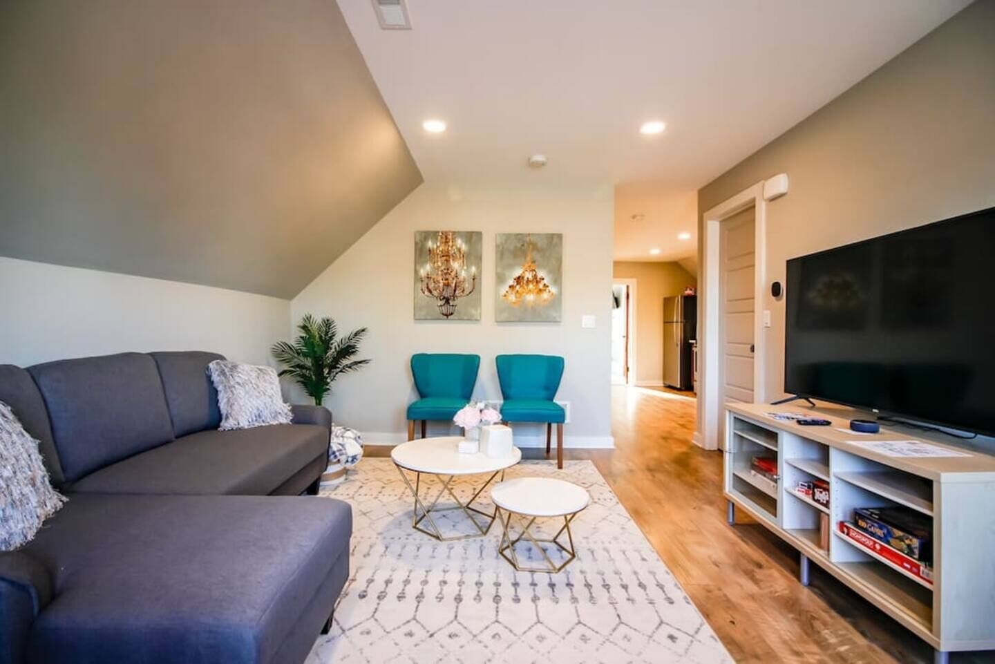 Télévision, jeux vidéo, livres, espaces bureaux