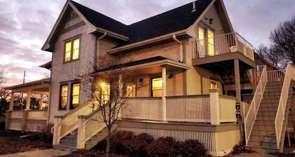 Best Location in town!!! Steps from coffee, bars, shops, river and Czech - Pets ! Arcade