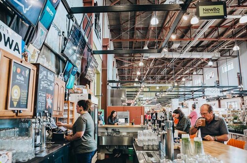 Best Location in town!!! Steps from coffee, bars, shops, river and Czech  - Pets ! Arcade