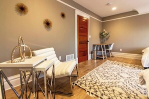 Een televisie, videogames, boeken en een kantoor