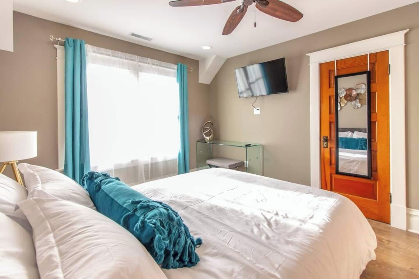 2 habitaciones, escritorio, tabla de planchar con plancha y wifi gratis 
