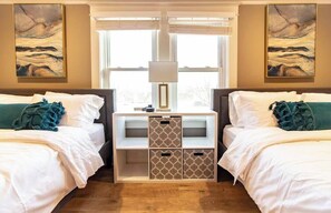 2 chambres, bureau, fer et planche à repasser, accès au Wi-Fi (inclus)