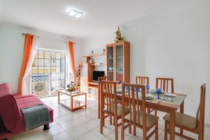 Dining - Apartment "Bosque São José AF" with Pool, Wi-Fi, A/C, Balcony & Garden (Albufeira)