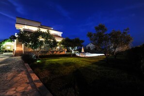 Fachada da propriedade à noite