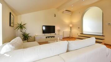 Appartement Galerie, 2 chambres, 2 salles de bains, en bord de piscine | Salle de séjour