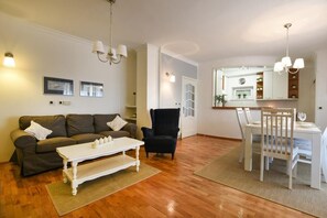 Apartament Comfort, 3 dormitoris, accés a la piscina, vistes al jardí | Sala d'estar | Televisor de 70 cm amb canals per satèl·lit 