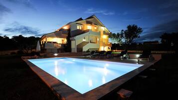 Piscine extérieure (ouverte en saison), parasols de plage