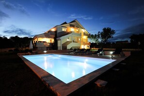 Piscina externa sazonal, guarda-sóis, espreguiçadeiras