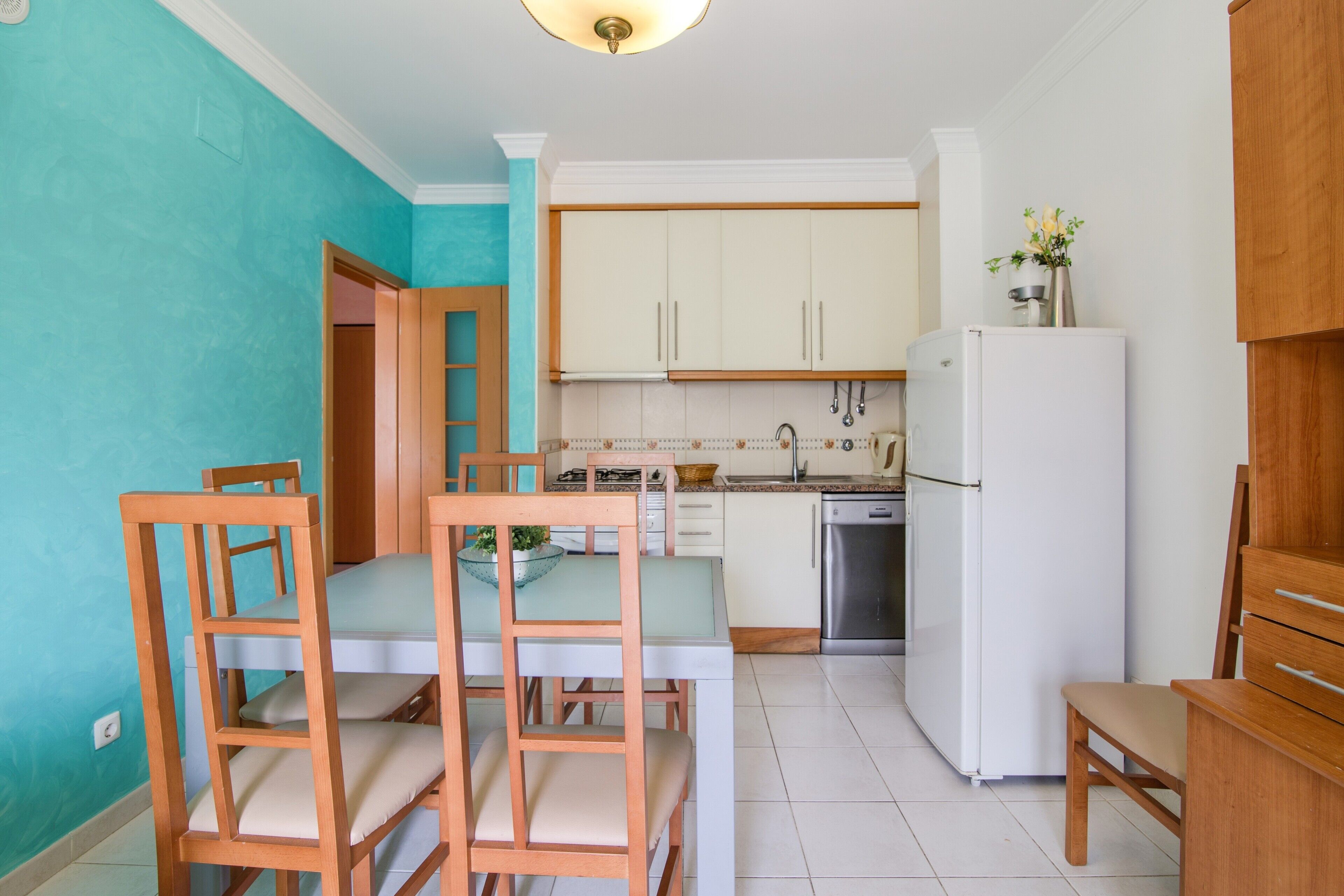 Frigorífico, microondas, horno y placa de cocina