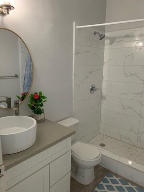 Shower, hair dryer, towels, toilet paper - THE RADCLIFFE - Luxury townhome 7 mins walk to Beach, restaurants, bars.  (Saint John)