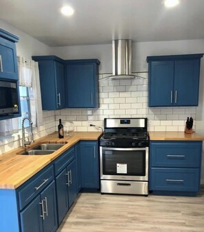 Coffee/tea maker, fridge, microwave, oven - THE RADCLIFFE - Luxury townhome 7 mins walk to Beach, restaurants, bars.  (Saint John)