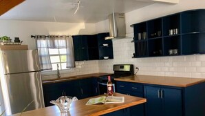Coffee/tea maker, fridge, microwave, oven - THE RADCLIFFE - Luxury townhome 7 mins walk to Beach, restaurants, bars.  (Saint John)