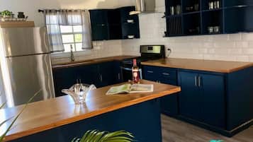 Een koelkast, een magnetron, een oven, een kookplaat