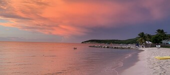 THE RADCLIFFE - Luxury townhome 7 mins walk to Beach, restaurants, bars. 