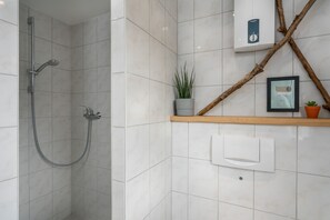 Dusche, Haartrockner, Handtücher, Seife