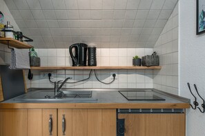 Kühlschrank, Ofen, Wasserkocher mit Kaffee-/Teezubehör, Wasserkocher