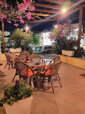 تناول الطعام بالخارج