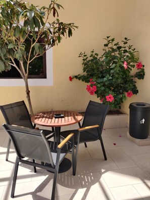 รับประทานอาหารกลางแจ้ง