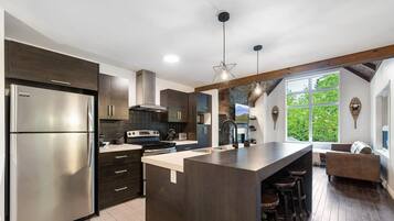 Refrigerador, microondas, horno y parrilla de estufa