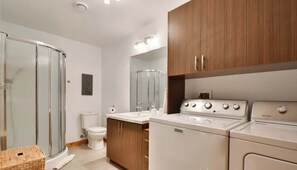 Bathtub, towels