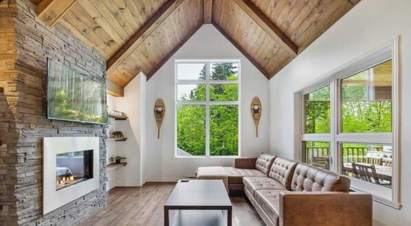 TV, fireplace - The Grizzly - Cozy Chalet with Spa in Nature (Petite-Rivière-Saint-François)